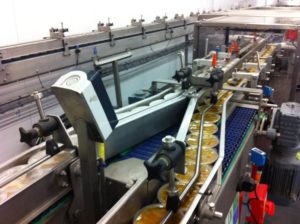 Product diverting belt conveyor